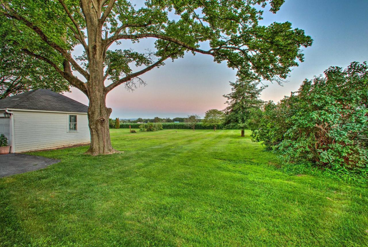 Вилла Whimsical Lancaster House With Porch Near Amish Farm Экстерьер фото